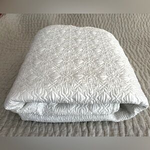 Charter Club White Textured Quilt